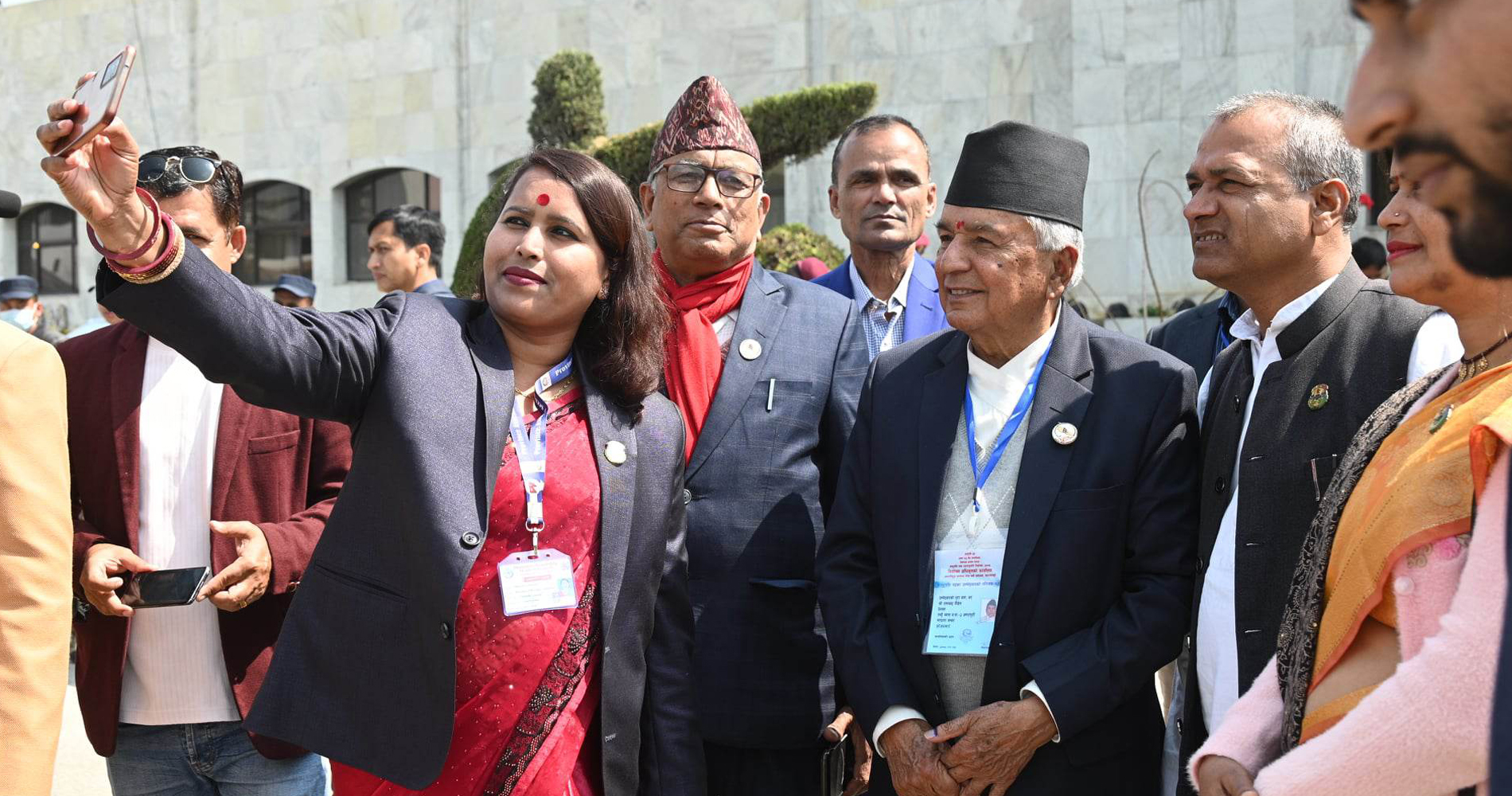 प्रसन्न मुद्रामा पाैडेल, फाेटाे खिच्न भ्याइनभ्याइ (तस्वीरहरू)